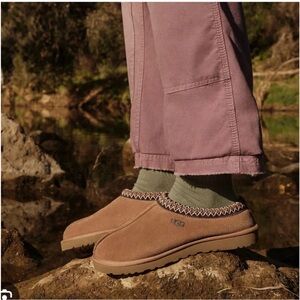 UGG Tasman chestnut slippers  women Sz 9 cozy and warm winter shoes gently used